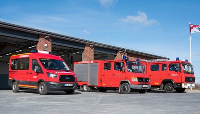 Feuerwehrhaus mit Fahrzeuge