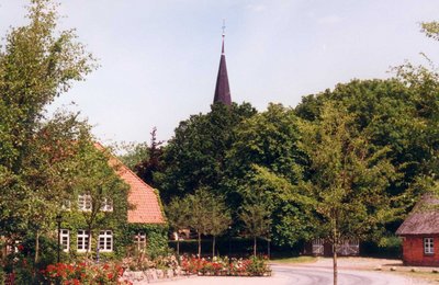 Dorfmitte von Bovenau mit Kirche und Altem Krug